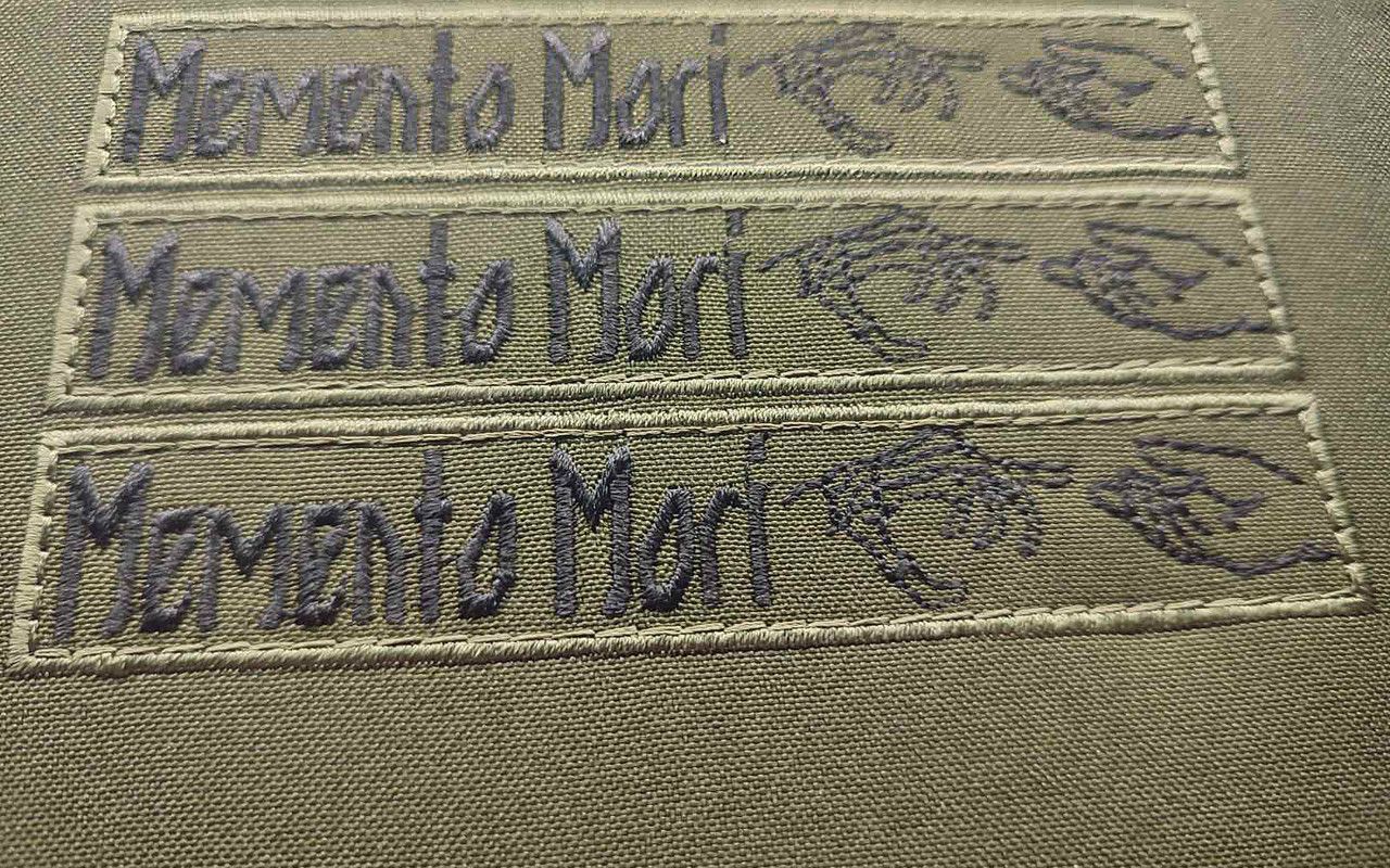 Шеврон планка патч с вышивкой Memento Моri фон олива, на липучке Размер шеврона 130&times;25 мм (Ш моменто морі)