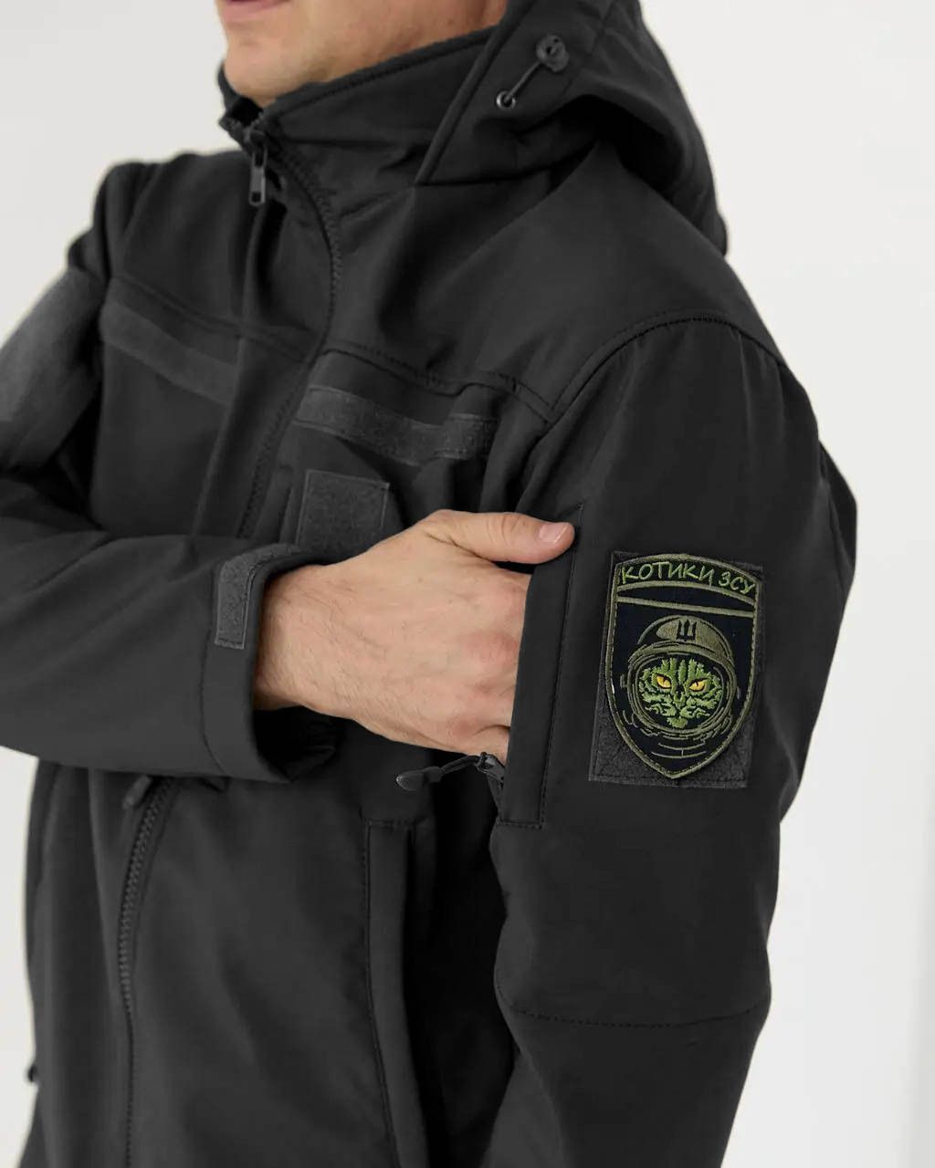 Чоловіча утеплена куртка чорна на флісі з капюшоном, Softshell (курткаТС_софтш_фліс_ч_46)