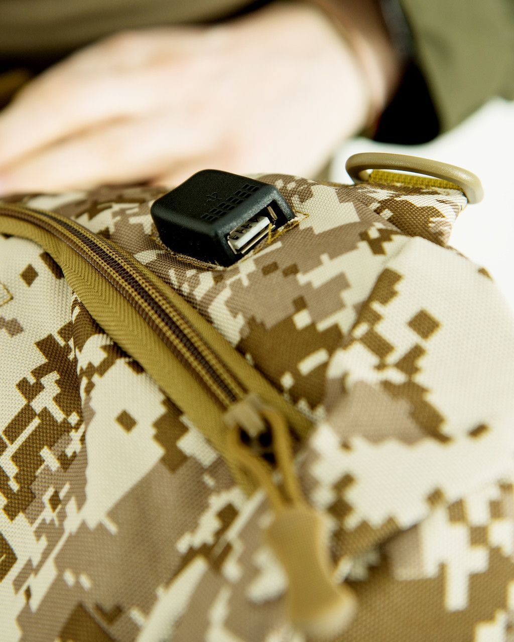 Рюкзак міський тактичний піксель на одній лямці з роз'ємом USB (рюкзак однолямковий пикс)
