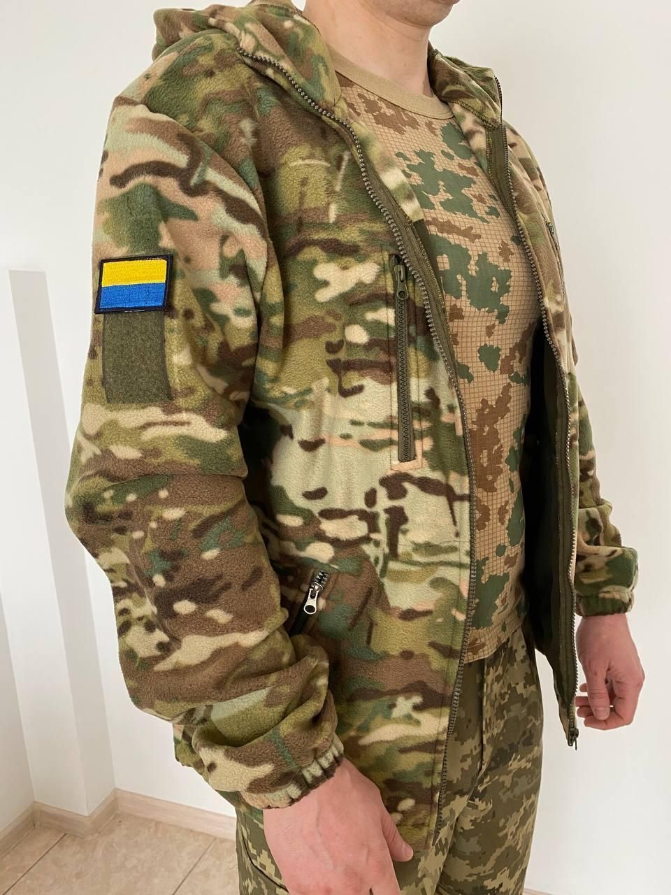 Кофта флисовая камуфляжная Мультикам из плотного флиса, с капюшоном, с липучками, 4 кармана, 46-56 р-р (кофта флис Мульт капюш 46)